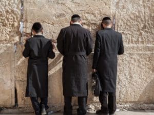 יהודים חרדים מתפללים