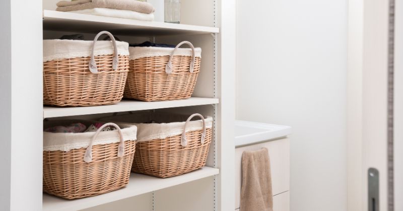 מדפי אחסון לחדר ההלבשה